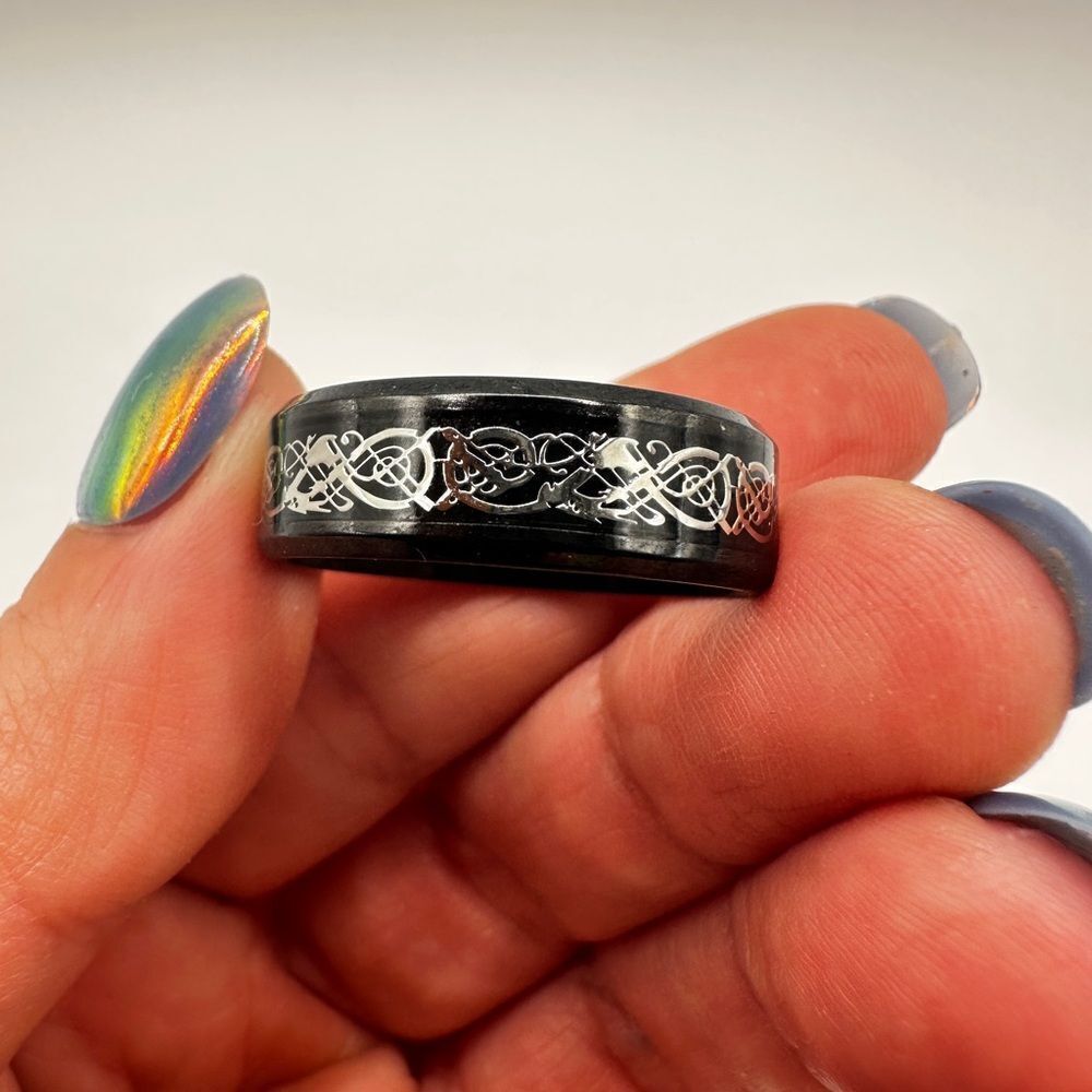 Men's 12.5, black polished metal ring with resin and silver scroll center!